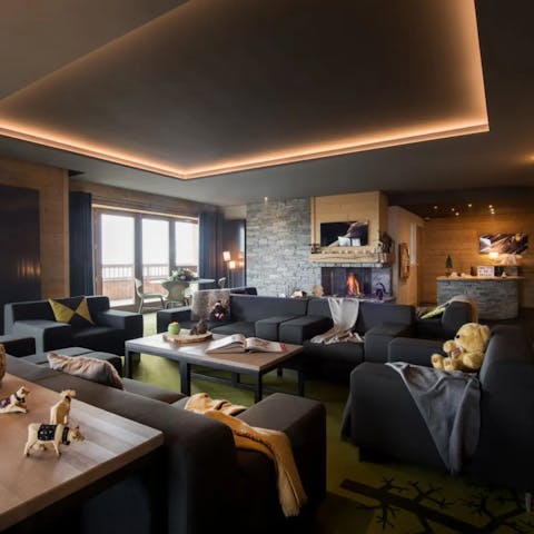 Gather in the communal lounge to plan your day on the piste