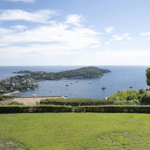 Take advantage of the building's communal garden space, with its spectacular view