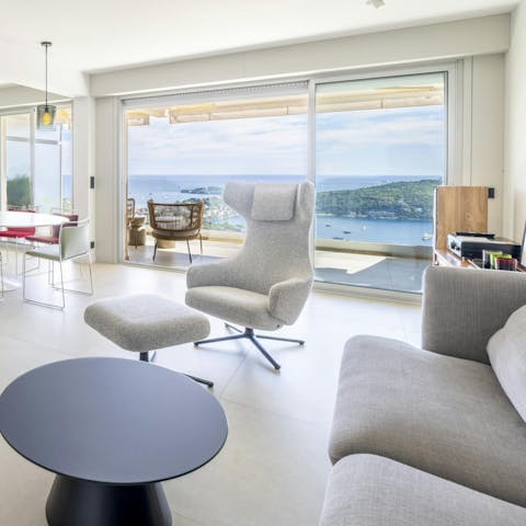 Relax on the cosy furniture with the jaw-dropping providing the perfect background