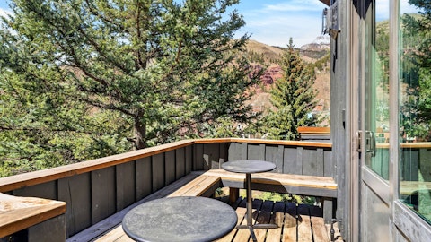 Step out for evening drinks beneath open skies and mountain peaks