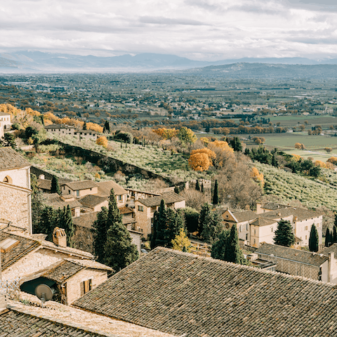 Stay a five-minute drive from the beautiful medieval town of Asissi
