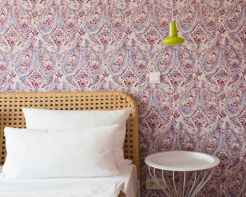 The gorgeous paisley print wallpaper