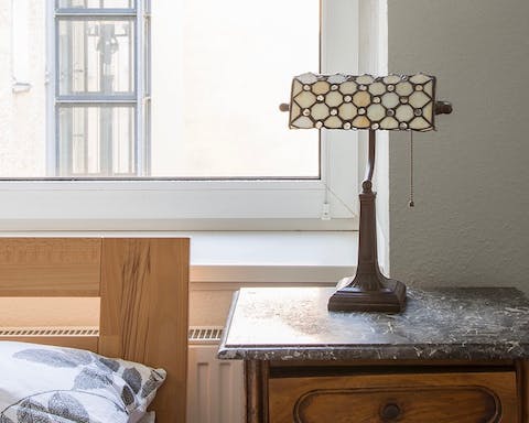 This Tiffany-style Bankers Lamp