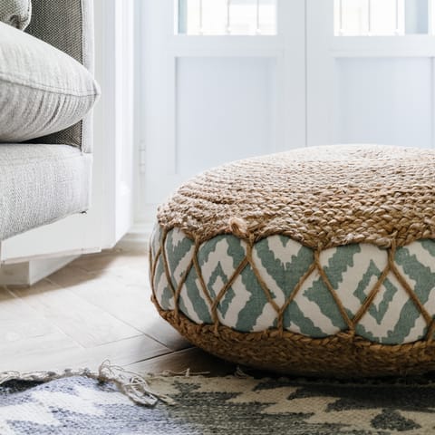 Jute detail on the pouffe