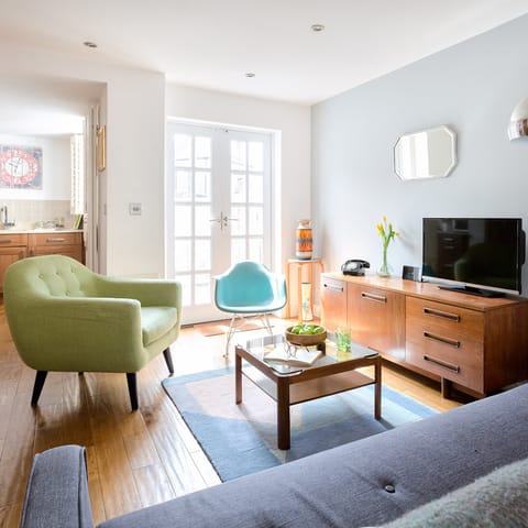 cheerful & contemporary communal area