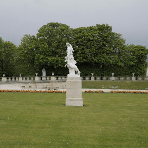Be inspired while exploring the nearby Jardin du Luxembourg