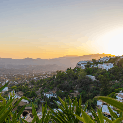 Stay within walking distance of the shops, restaurants and beaches of El Faro