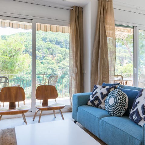 Read, relax and savour lazy afternoon siestas in the living room