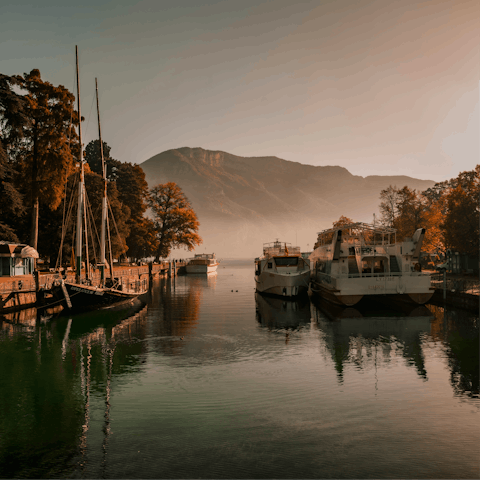 Put on your hiking boots and enjoy walks around Lake Annecy