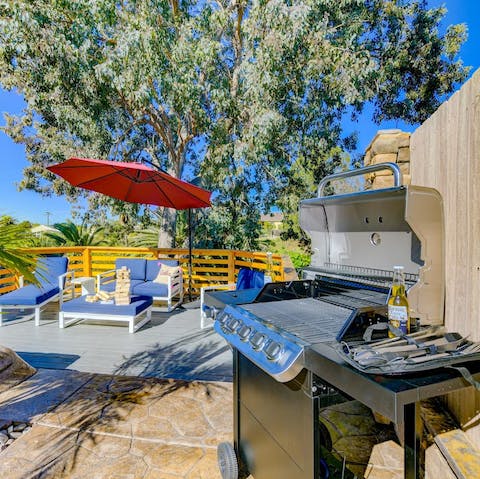 Have a barbecue in the shade of tropical palm trees