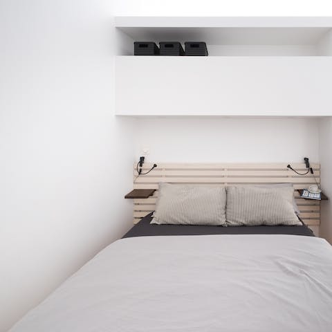 A minimalist bedroom