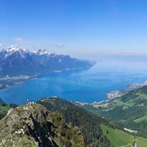 Stay close to the scenic shores of Lake Geneva