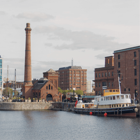 Stroll into the city centre in just fifteen minutes