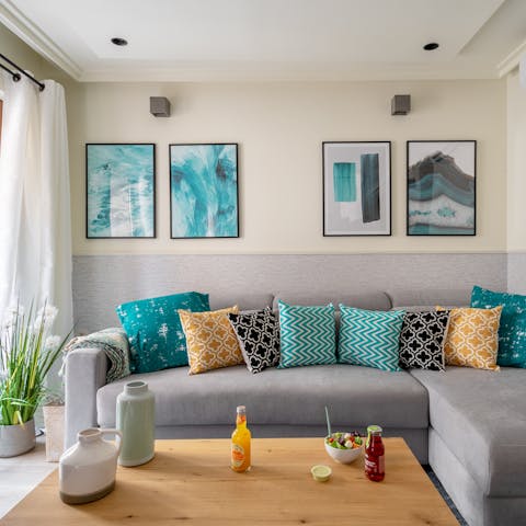 The turquoise details in the living room