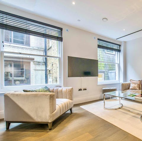 Relax with an Earl Grey on the sofa by the enourmous windows