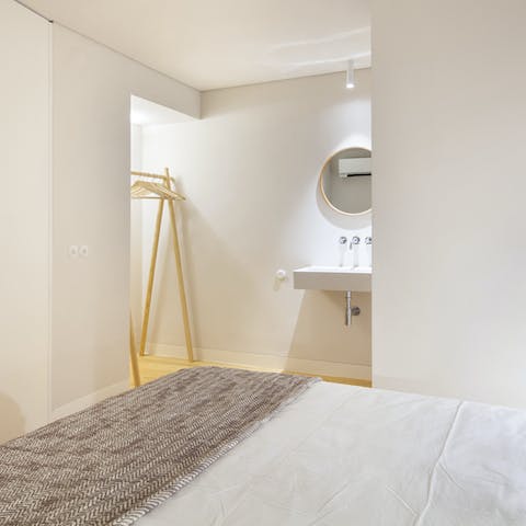 The well-equipped bedroom