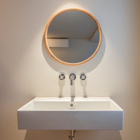 The minimalist ensuite sink