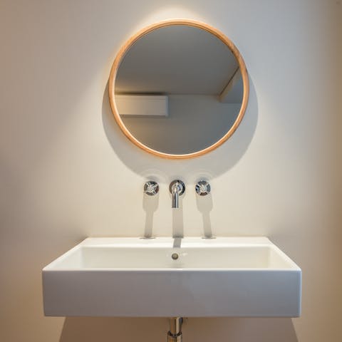 The minimalist ensuite sink