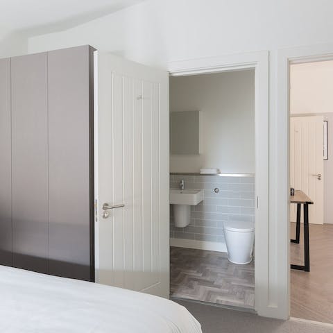 The modern master en-suite