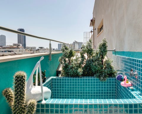 The outdoor bathtub with city views