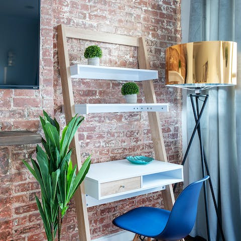 The small but efficient desk hutch