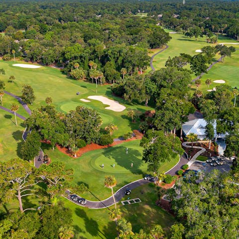 Walk to the golf course in the heart of Palmetto Dunes