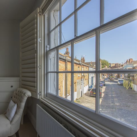 Wake up to luminious views onto the mews