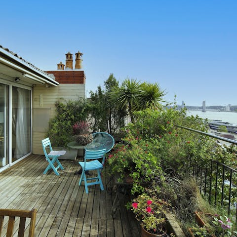 Relax on the beautiful terrace and marvel at the stunning views over the Garonne river