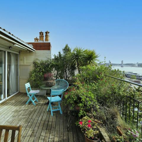 Relax on the beautiful terrace and marvel at the stunning views over the Garonne river