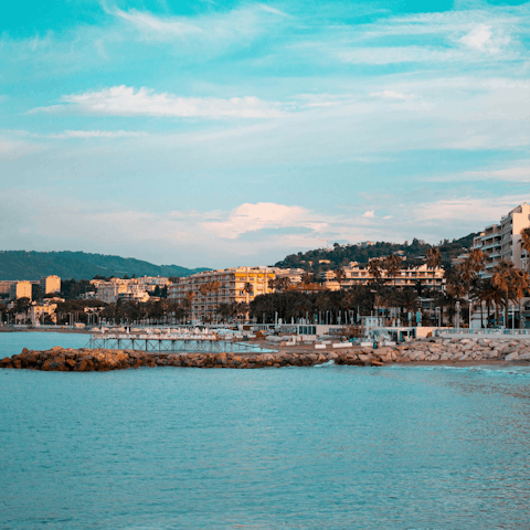 Wander down the iconic Cannes promenade, just a short drive from the villa