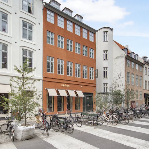 Immerse yourself in the heart of Copenhagen, with shops, restaurants and bars on your doorstep