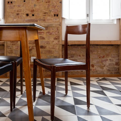 The Mid-century-inspired chair