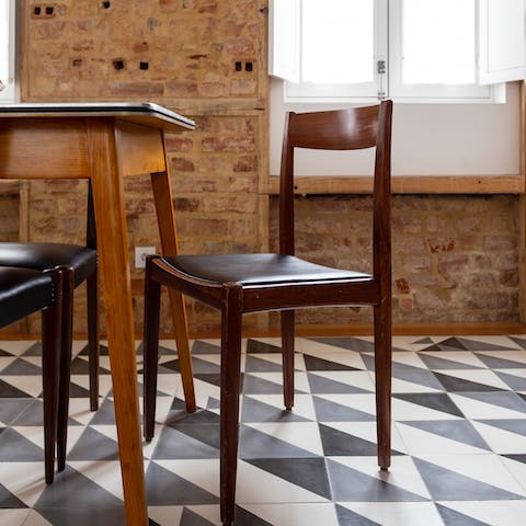The Mid-century-inspired chair
