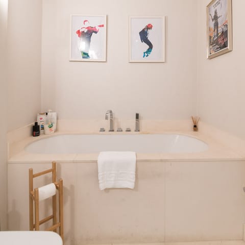 spacious bathtub