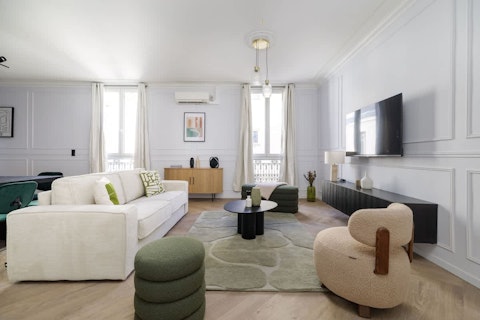 Unwind with evening drinks in living room or head to a bar