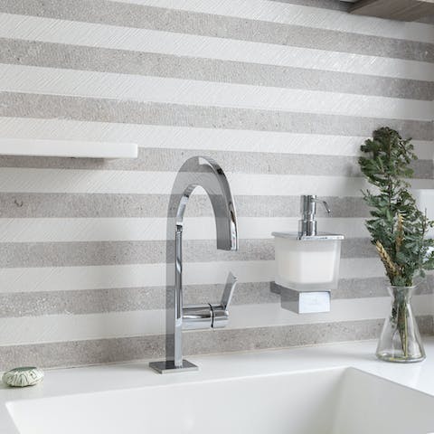 Modern open-plan ensuite