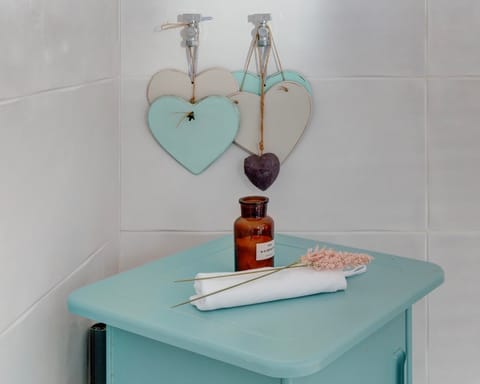 The turquoise pops of colour