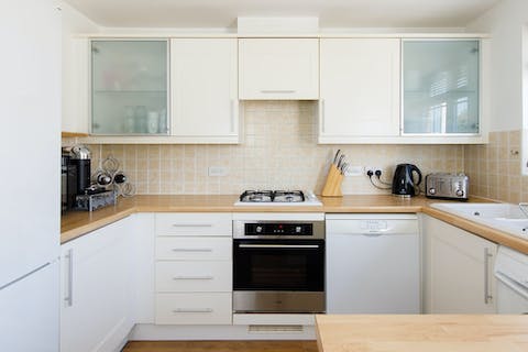 Rustle up a full English breakfast in the kitchen before a day on the coast