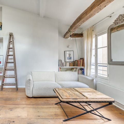 Relax with a glass of wine on the comfy sofa after a visit to the local art galleries