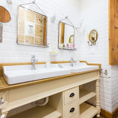 A big and bright bathroom