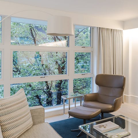 This leather lounge chair