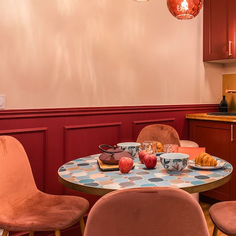 Elegant dining space & comfy chairs