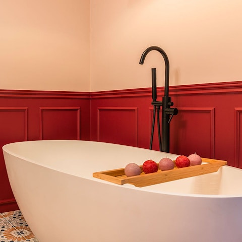 Striking modern bathtub in the bedroom
