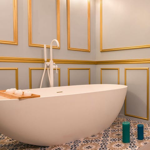Striking bathtub in the bedroom