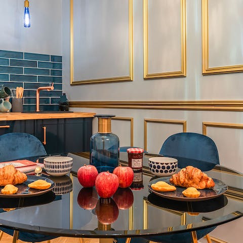 Elegant dining table & comfy chairs