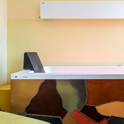 Treat yourself to chromotherapy and a hydromassage  in your bathtub