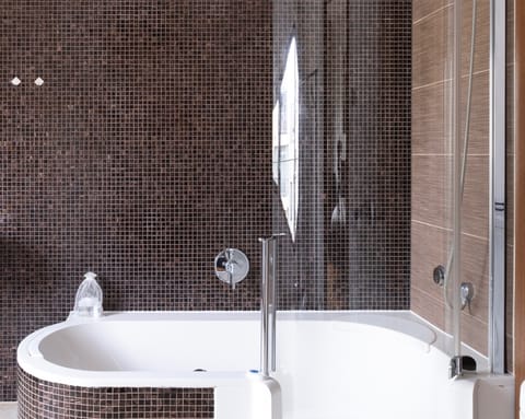 A luxurious master bathroom