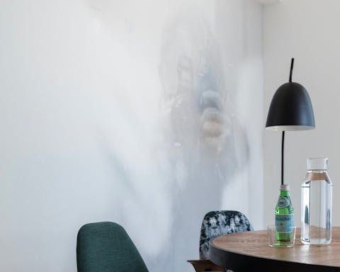 This eye-catching wallpaper