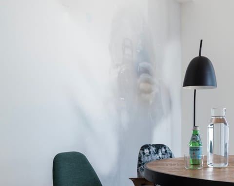 This eye-catching wallpaper