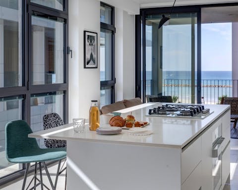 The well-equipped kitchen